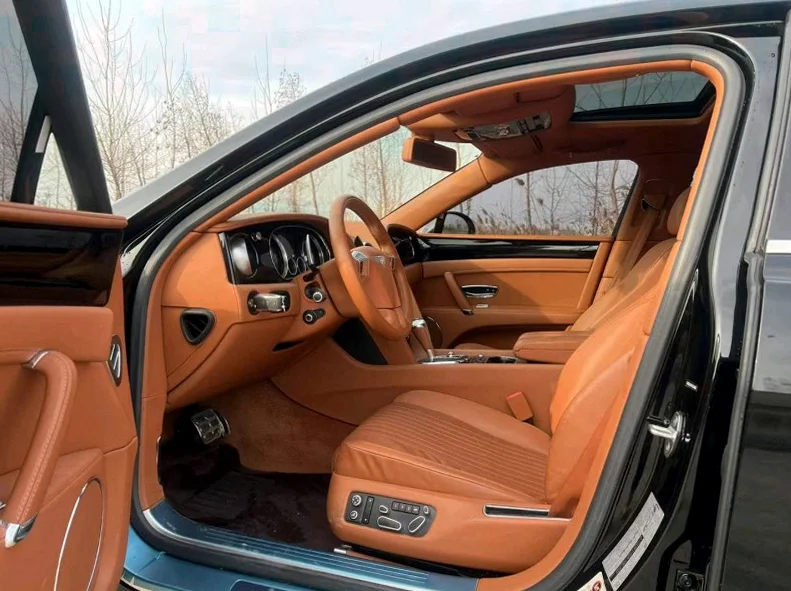 宾利飞驰 后面外观一