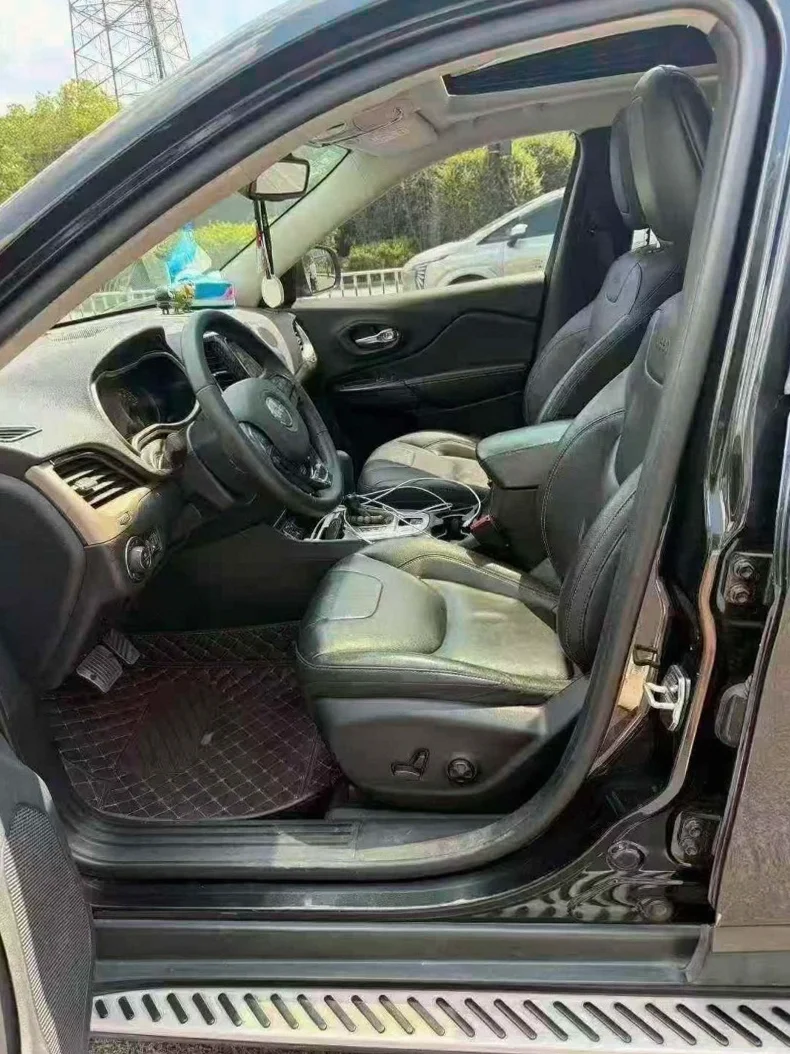 Jeep自由光 后面外观一