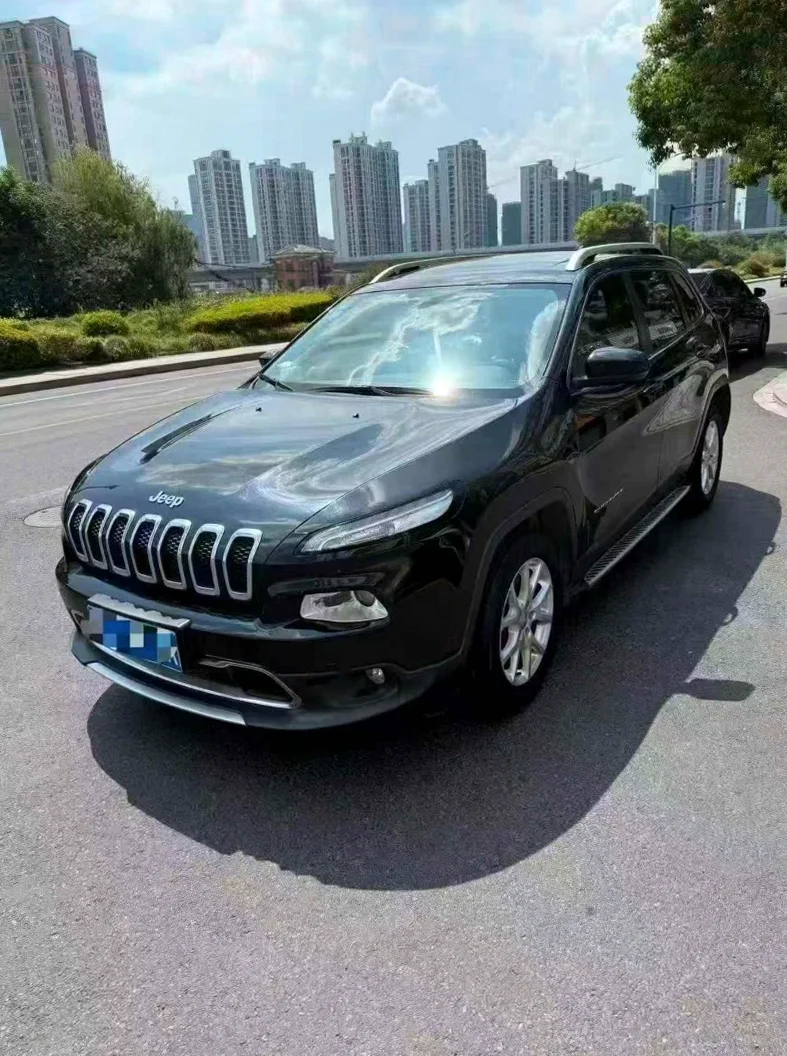 Jeep自由光 正面外观二