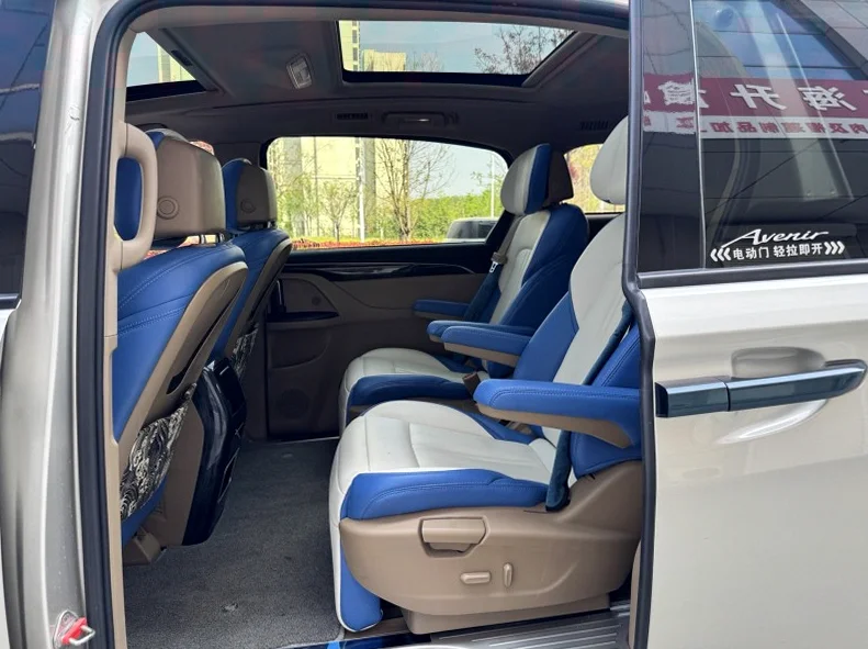 别克GL8 内饰前排