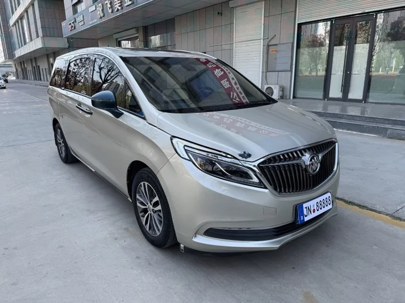 别克GL8 正面外观二