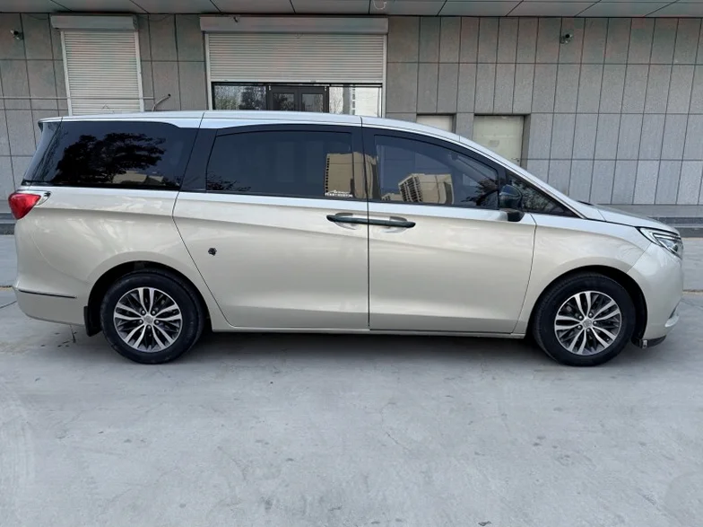 别克GL8 后面外观一