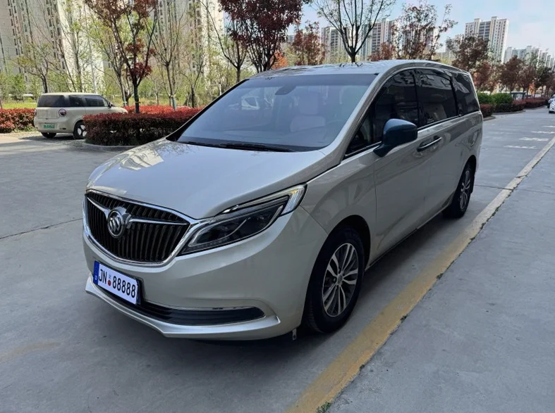 别克GL8 正面外观三