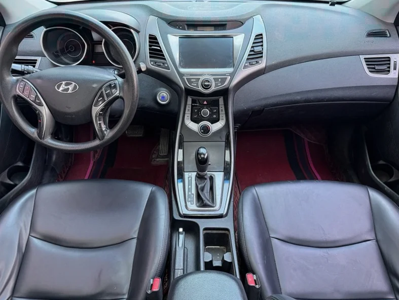 现代朗动 内饰前排