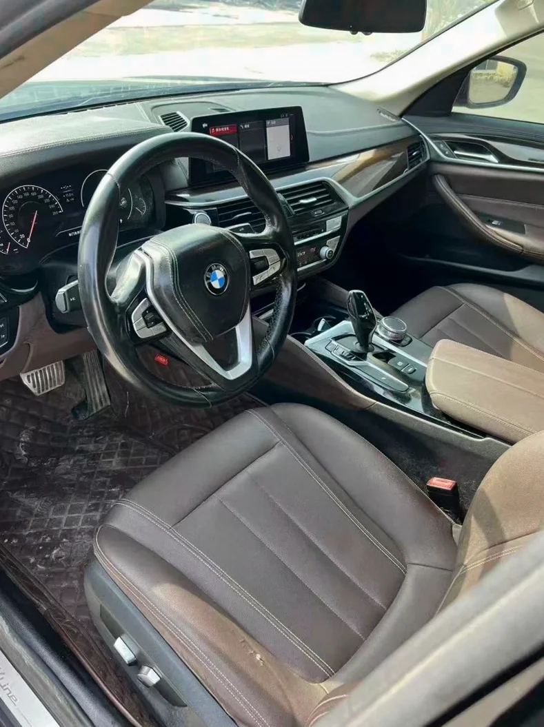 宝马5系 后面外观一