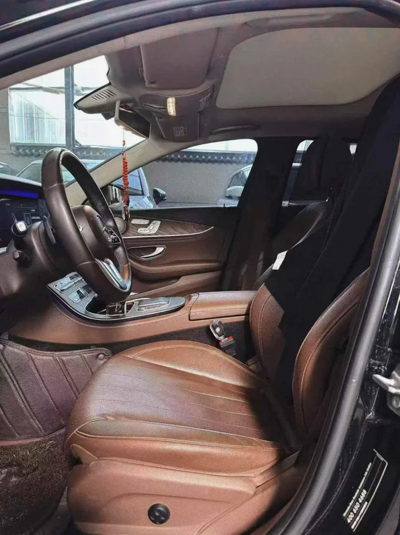 奔驰E 后面外观一