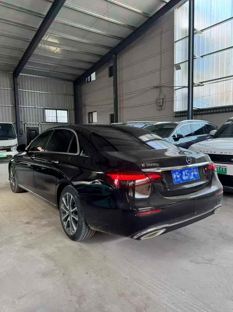 奔驰E 内饰后排