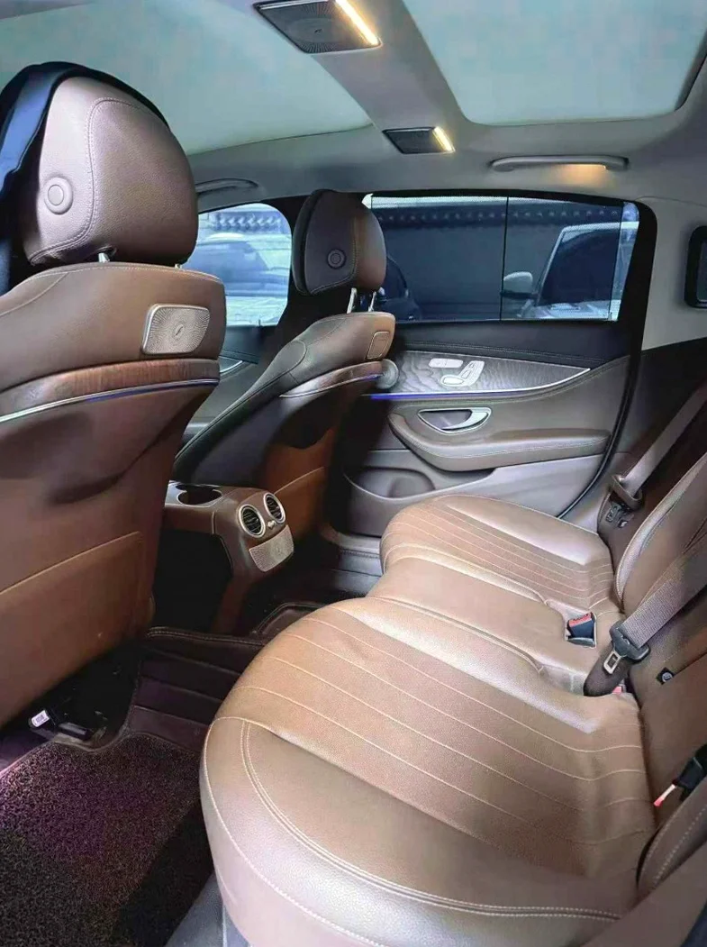 奔驰E 后面外观三