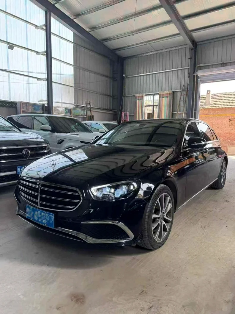 奔驰E 正面外观二