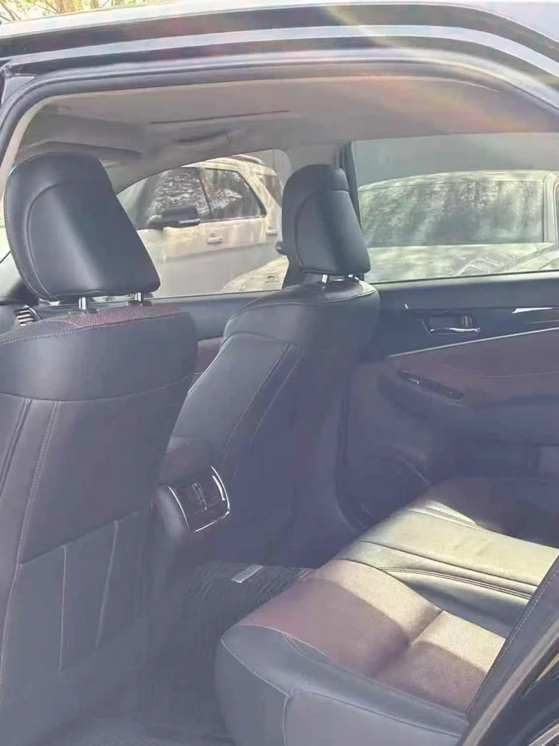 丰田皇冠 后面外观二