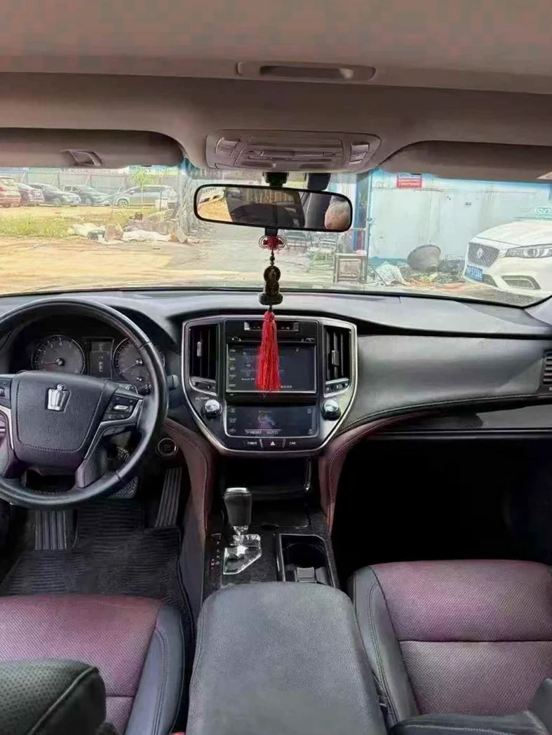 丰田皇冠 后面外观一