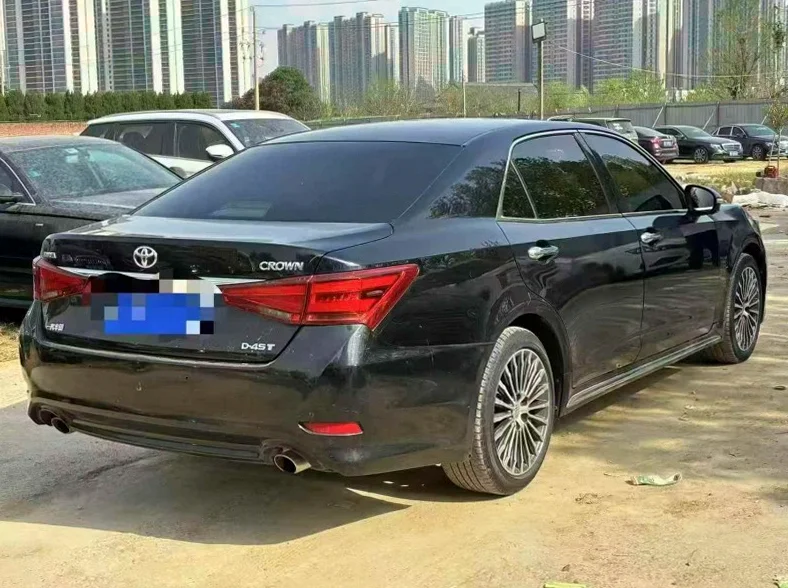 丰田皇冠 内饰后排