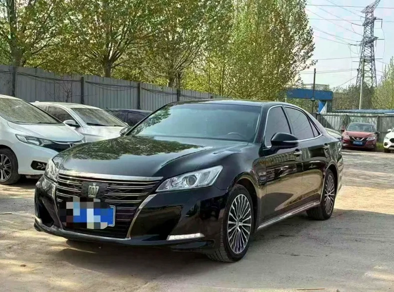 丰田皇冠 正面外观三