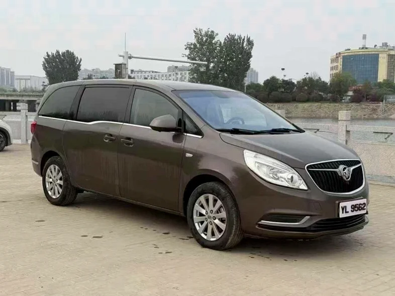 别克GL8 正面外观二