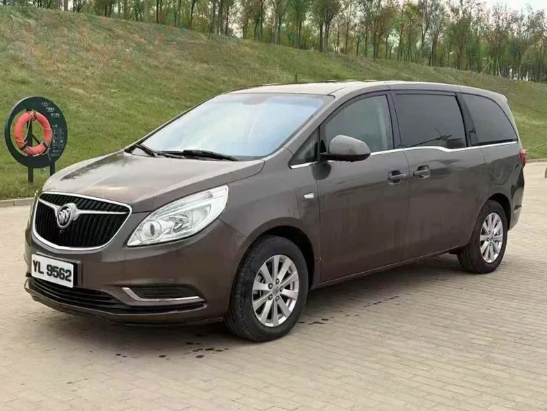 别克GL8 正面外观三