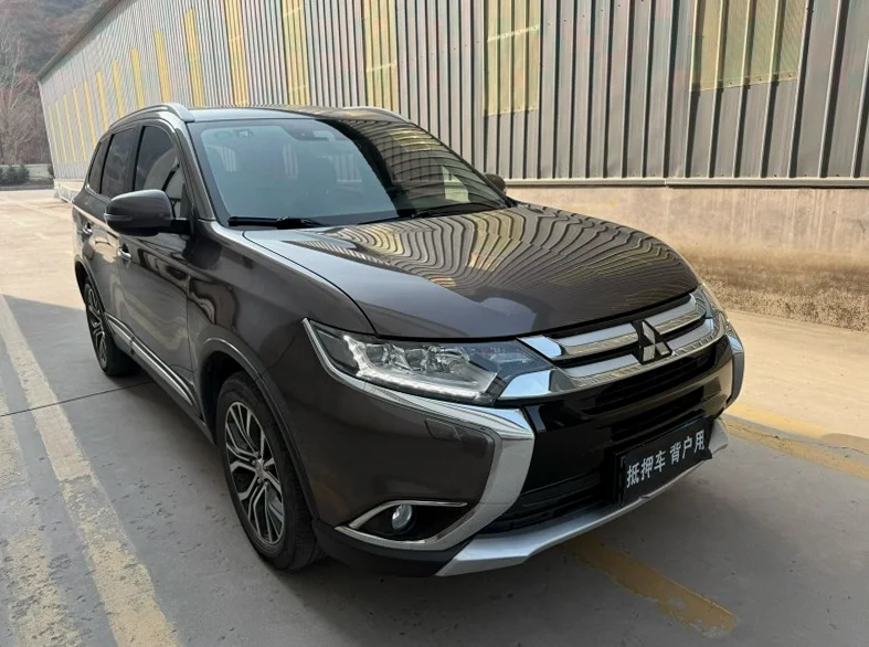 三菱欧蓝德 内饰前排