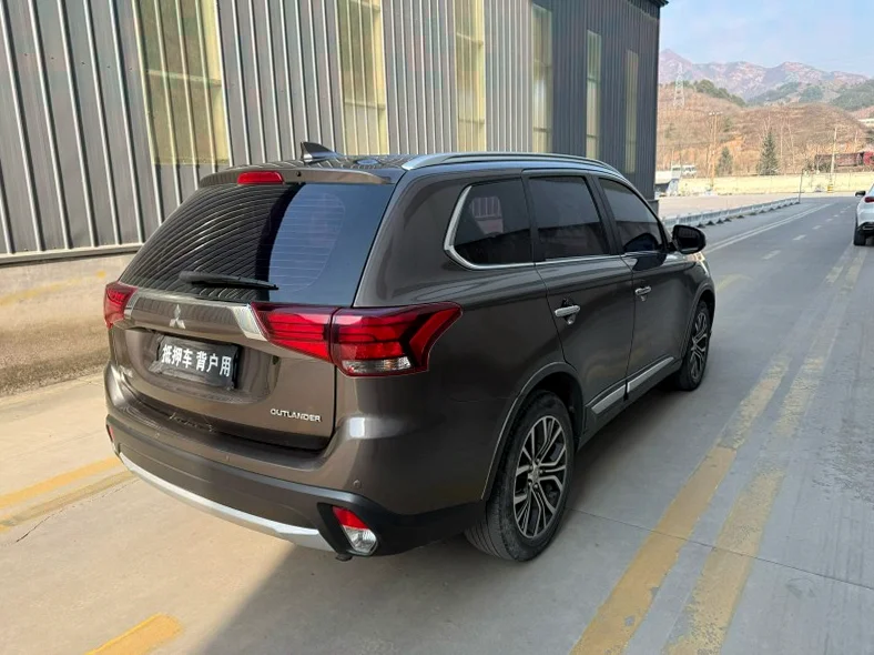 三菱欧蓝德 后面外观三