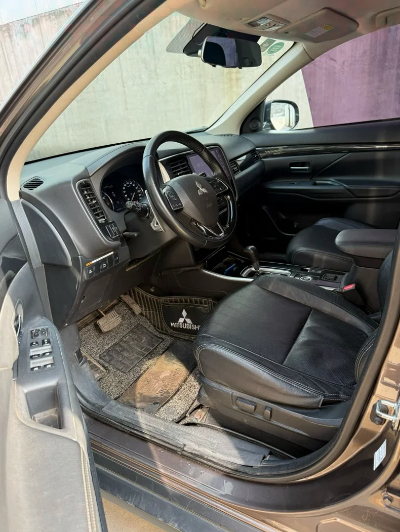 三菱欧蓝德 内饰后排