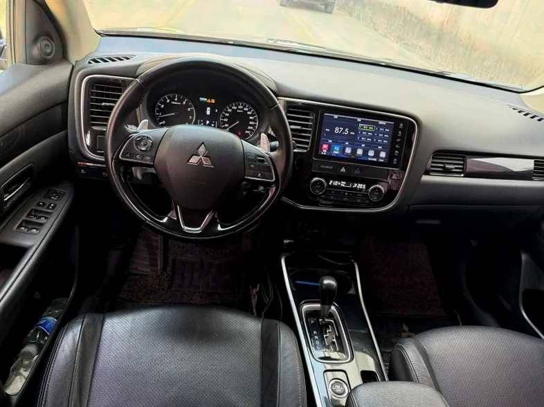 三菱欧蓝德 后面外观一