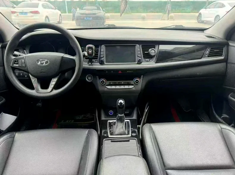 现代名图 后面外观一