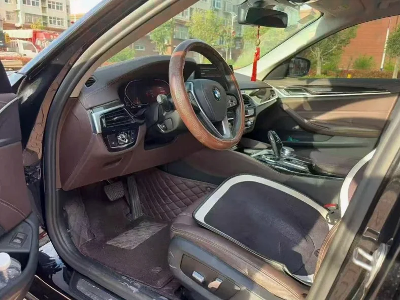 宝马5系 后面外观一