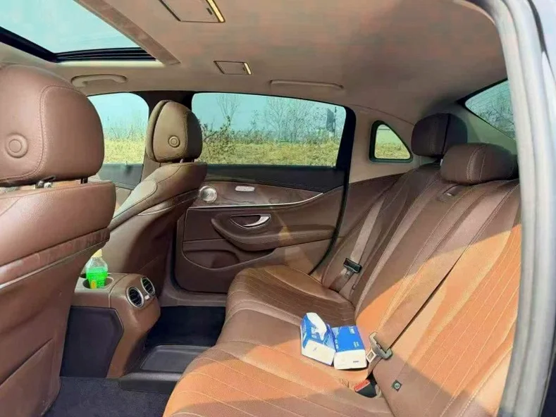 奔驰E 后面外观一