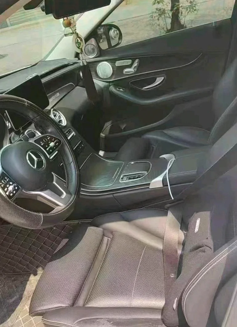 奔驰C 后面外观一