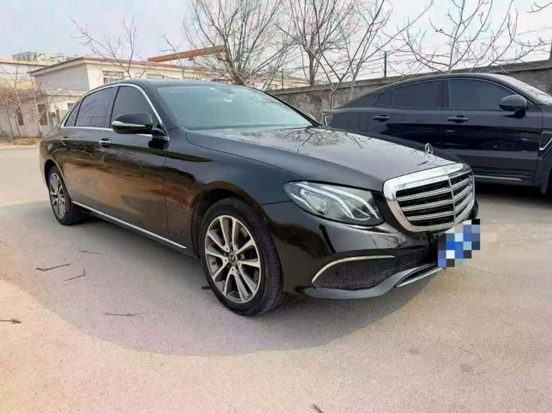 奔驰E 正面外观二