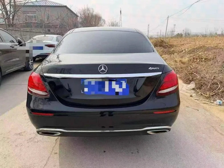 奔驰E 内饰后排