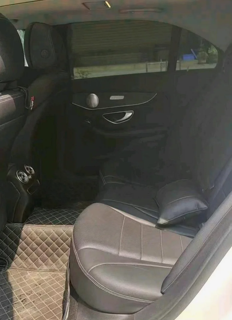 奔驰C 后面外观三