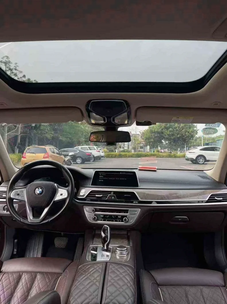 宝马7系 后面外观一