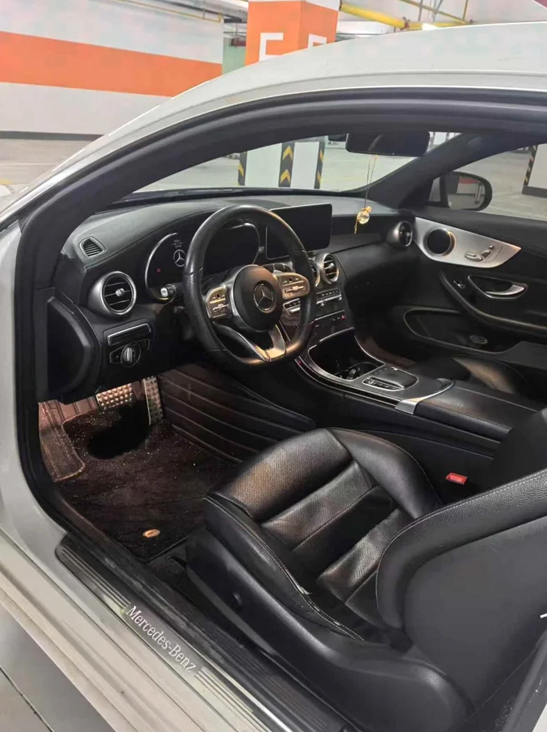 奔驰C 后面外观一