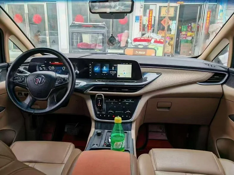 别克GL8 后面外观三