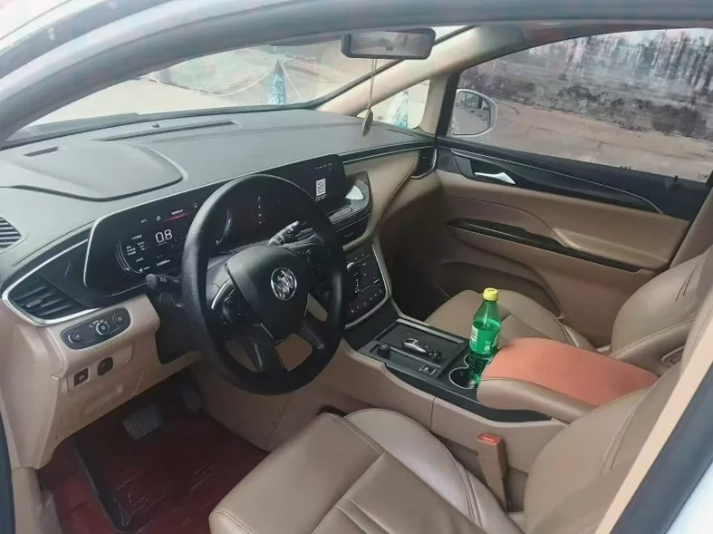 别克GL8 后面外观一