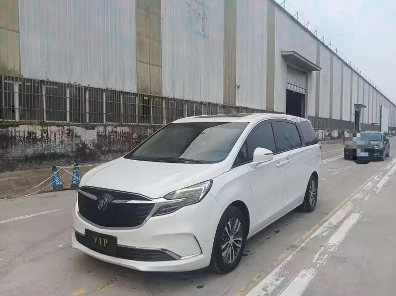 别克GL8 正面外观二