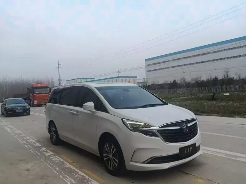 别克GL8 正面外观三