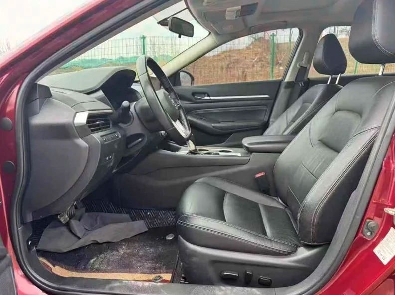 日产天籁 后面外观一