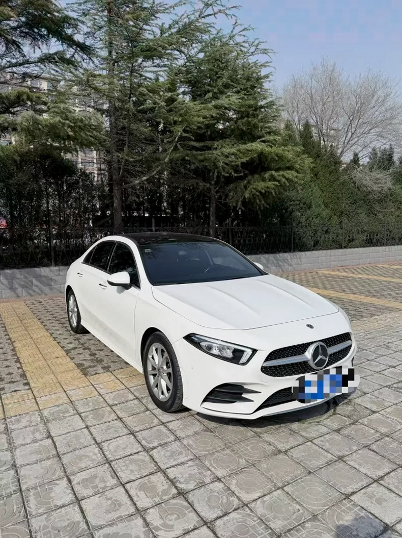 奔驰A 正面外观二