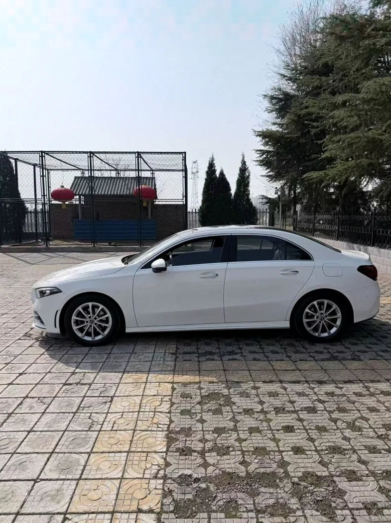 奔驰A 后面外观一