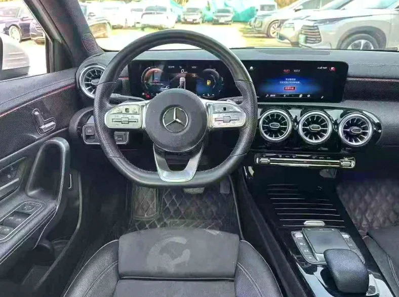 奔驰A 后面外观一