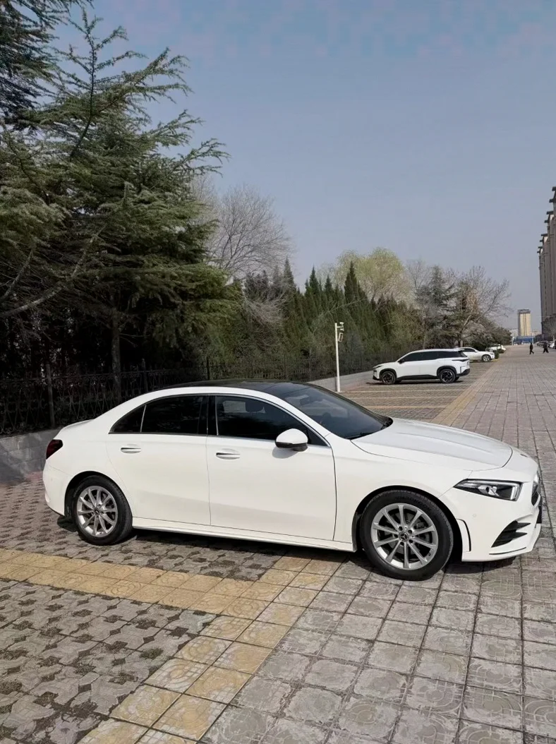 奔驰A 正面外观三