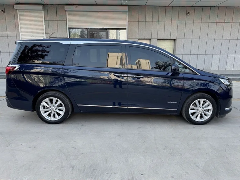 别克GL8 后面外观一