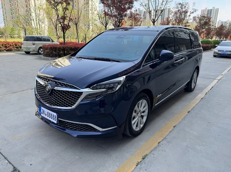 别克GL8 正面外观三