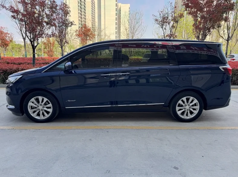 别克GL8 后面外观二