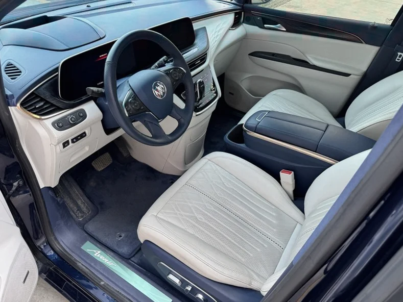 别克GL8 后面外观三