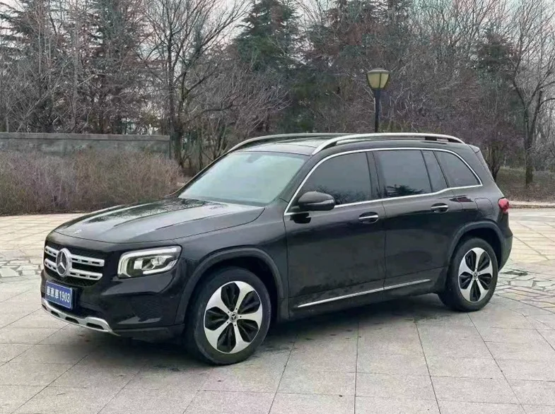 奔驰GLB 正面外观三