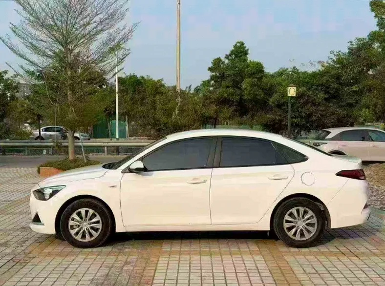 现代悦动 正面外观三