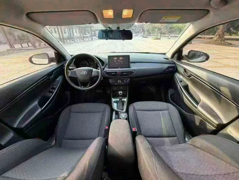 现代悦动 内饰前排