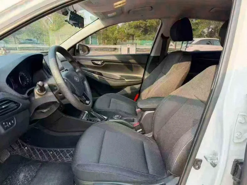 现代悦动 后面外观三