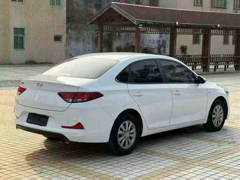 现代悦动 内饰后排